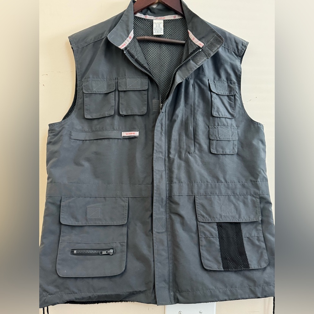 Vibe Utility Vest CharcoalGrey with Mesh interior lining Men’s Large NWOT